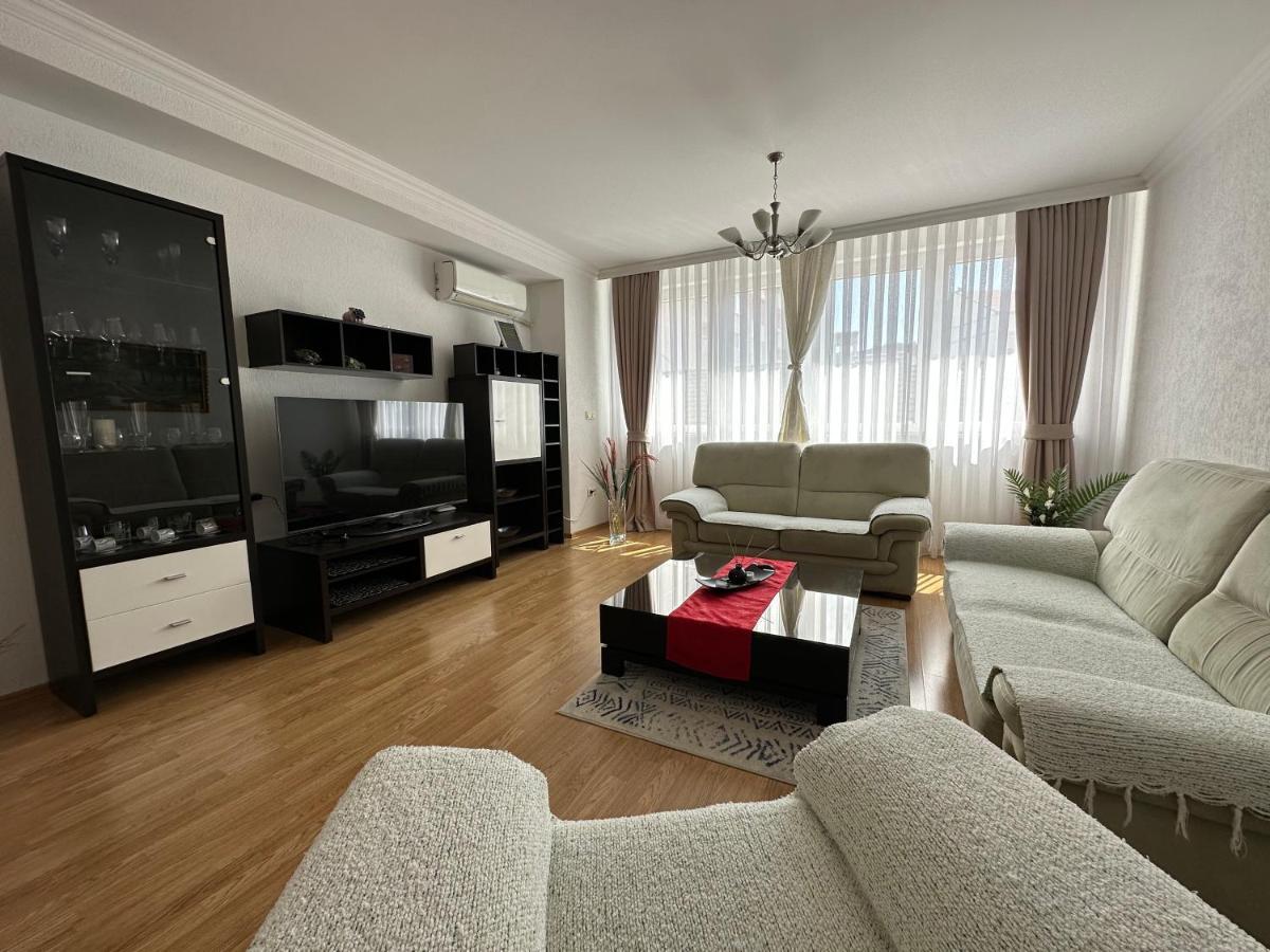 פרישטינה Spacious 3-Bedroom Condo Next To City Center מראה חיצוני תמונה