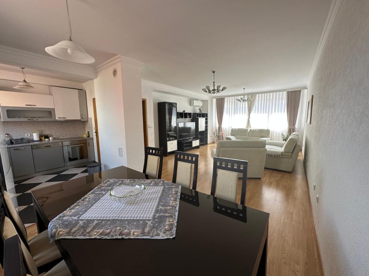 פרישטינה Spacious 3-Bedroom Condo Next To City Center מראה חיצוני תמונה