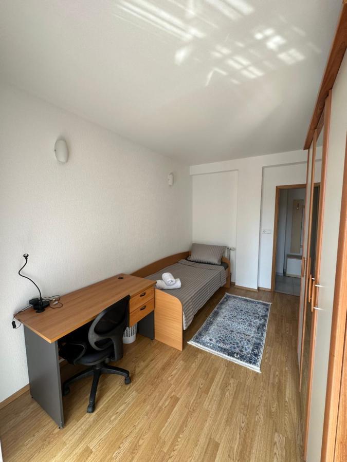 פרישטינה Spacious 3-Bedroom Condo Next To City Center מראה חיצוני תמונה