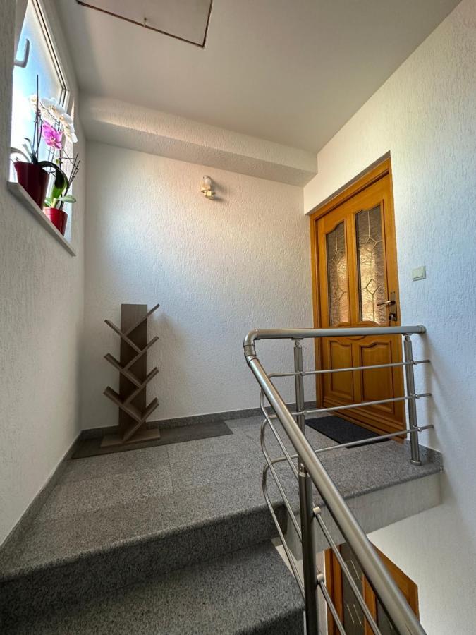 פרישטינה Spacious 3-Bedroom Condo Next To City Center מראה חיצוני תמונה