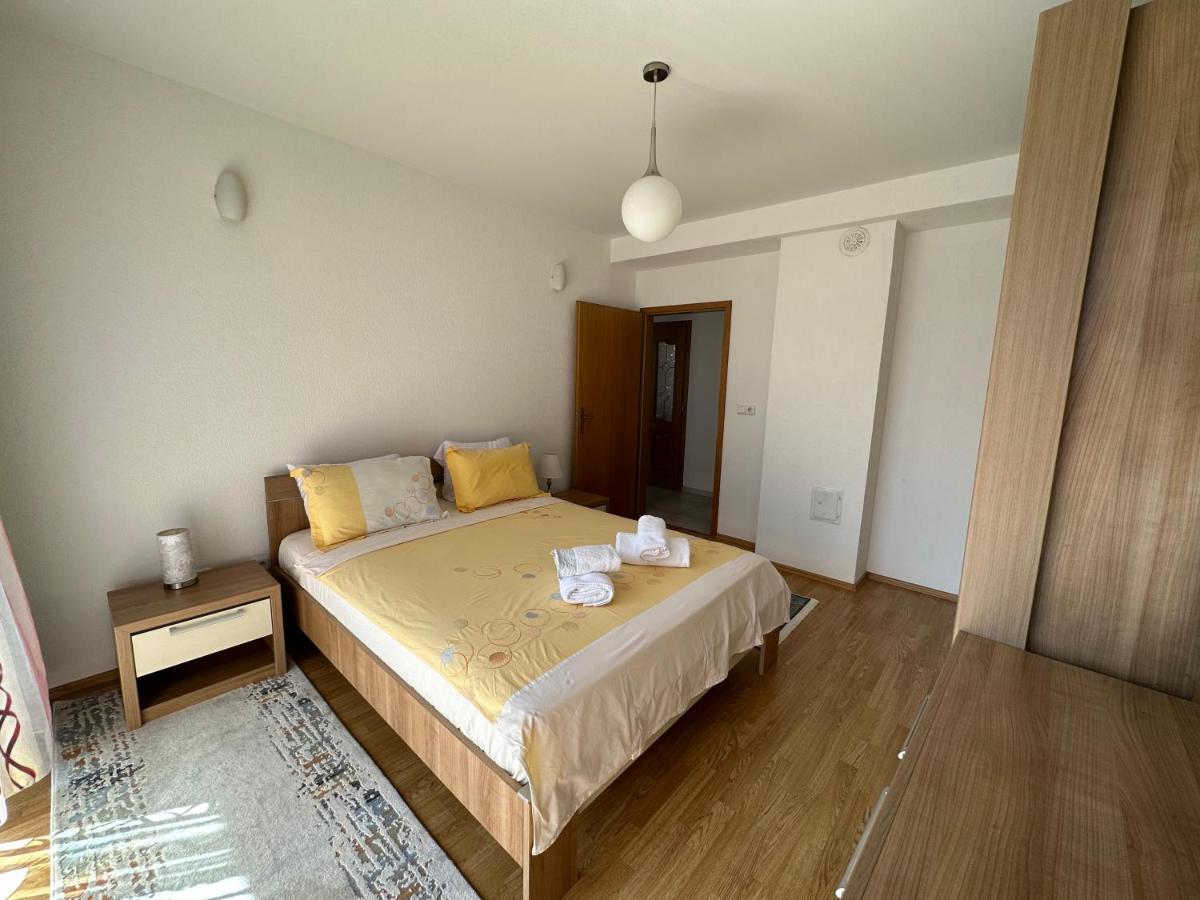 פרישטינה Spacious 3-Bedroom Condo Next To City Center מראה חיצוני תמונה