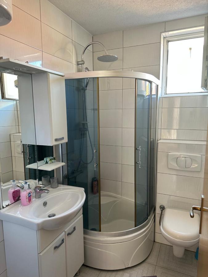 פרישטינה Spacious 3-Bedroom Condo Next To City Center מראה חיצוני תמונה