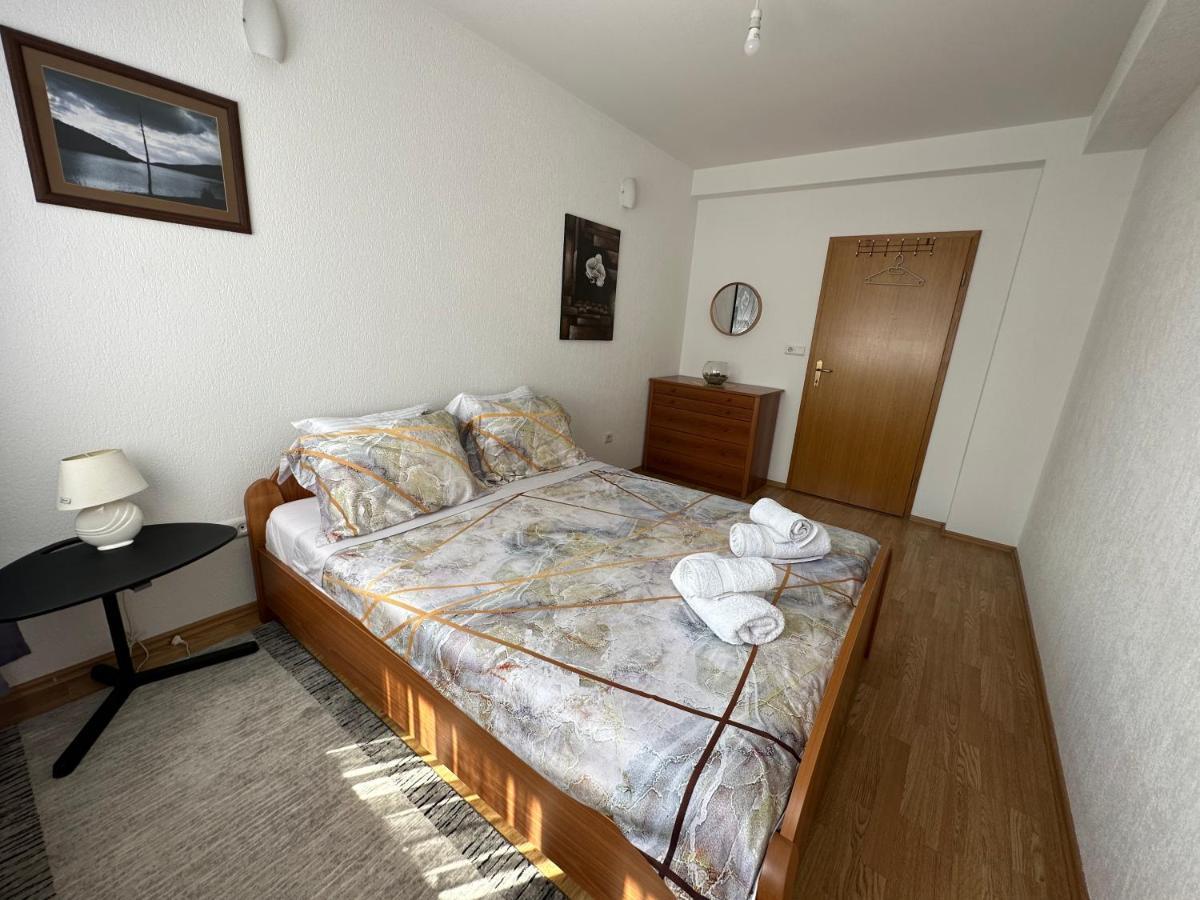 פרישטינה Spacious 3-Bedroom Condo Next To City Center מראה חיצוני תמונה
