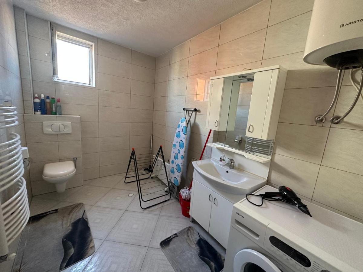 פרישטינה Spacious 3-Bedroom Condo Next To City Center מראה חיצוני תמונה